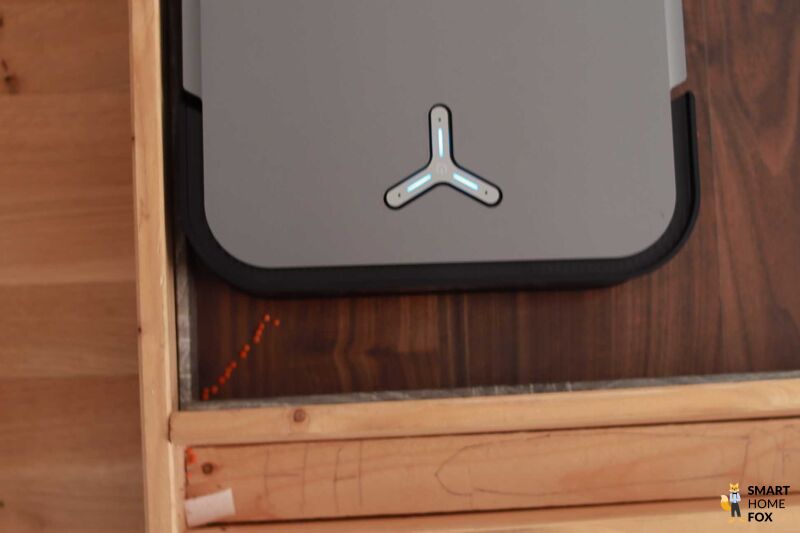 er ECOVACS DEEBOT X2 OMNI ist im Test kurz davor eine Ecke zu reinigen.